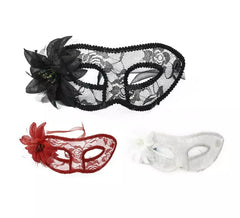 Masque de carnaval avec dentelle et fleurs couleurs assorties