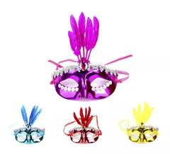 Masque de carnaval avec plumes et détails argentés de couleurs assorties