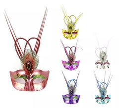 Masque de carnaval avec coiffe de couleurs assorties