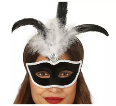 Masque de velours noir avec des plumes