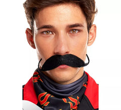 L'épaisse moustache noire de l'homme fort du cirque