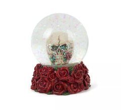 Boule de cristal avec tête de mort et roses mesurant 6,9x8,4x6,9 cm
