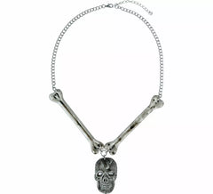 Collier tête de mort et os en métal