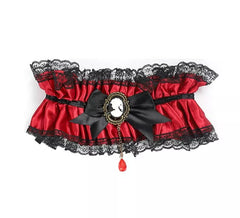Collier gothique rouge avec noeud noir