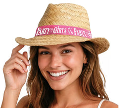 Les filles de la fête du chapeau de paille