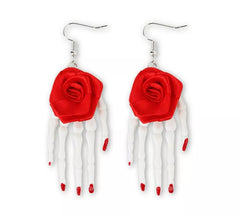 Boucles d'oreilles roses avec mains squelettes