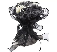 Bouquet de roses noires avec des toiles d'araignées et des araignées
