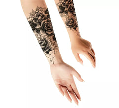 Tatouage de roses noires et blanches