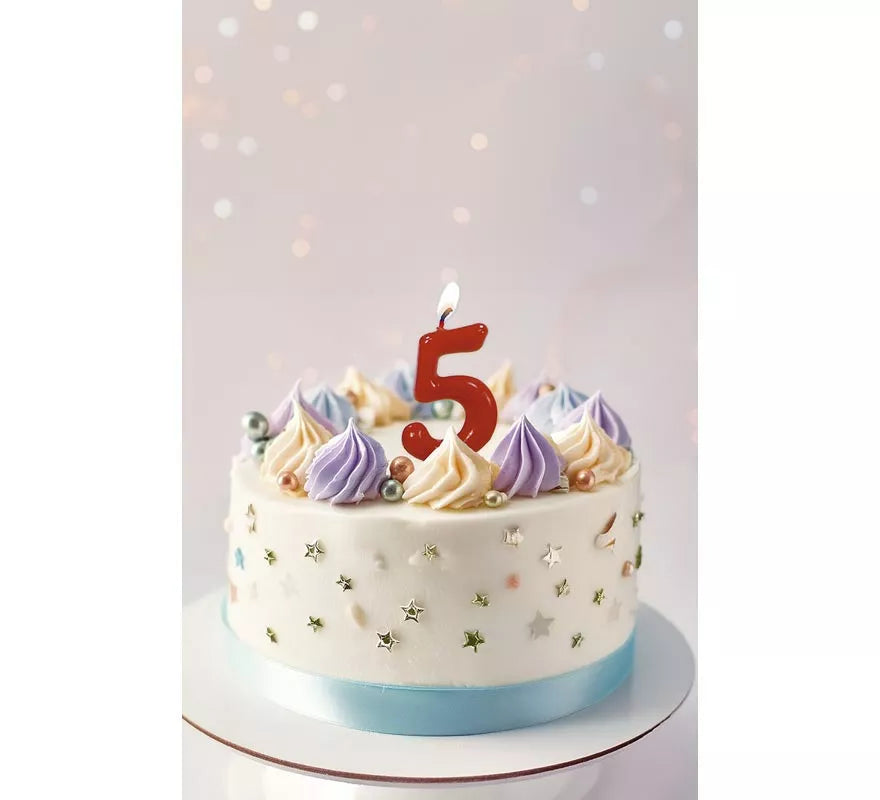 Translation missing: fr.Vela roja con el número 5 para cumpleaños