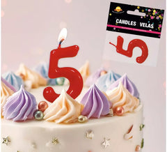 Bougie rouge avec le numéro 5 pour l'anniversaire