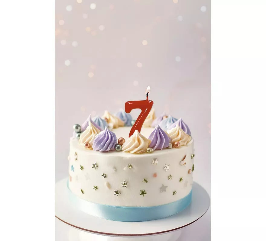 Translation missing: fr.Vela roja con el número 7 para cumpleaños